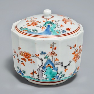 Een Japanse Kakiemon suikerpot met deksel, Edo, 17/18e eeuw